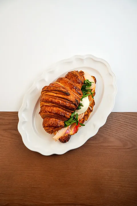 Круассан с курицей и сырным соусом
