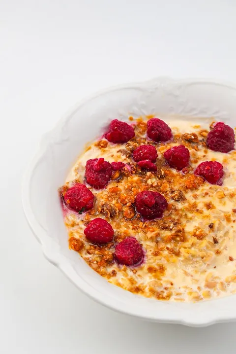 Овсяная каша с клубникой
